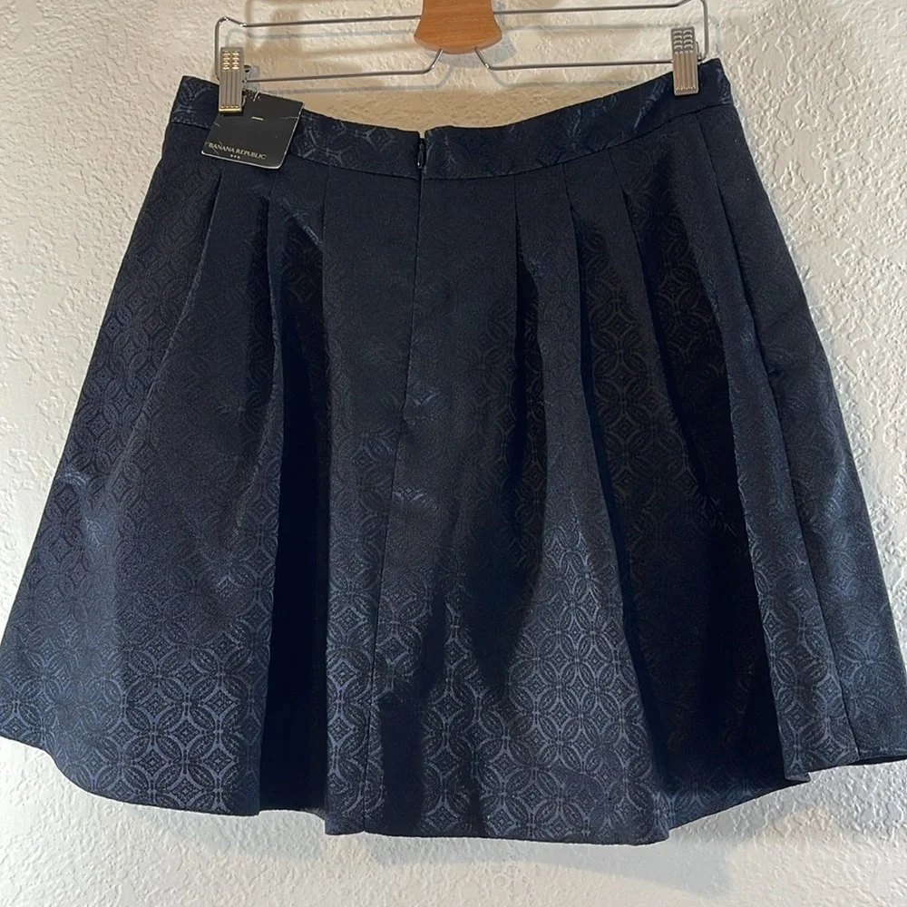 BANANA REPUBLIC Pleated Skirt Lined With Pockets A-line Navy/Black Size 10 NEW